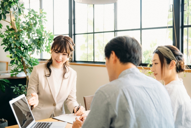 顧客と相談する女性スタッフ