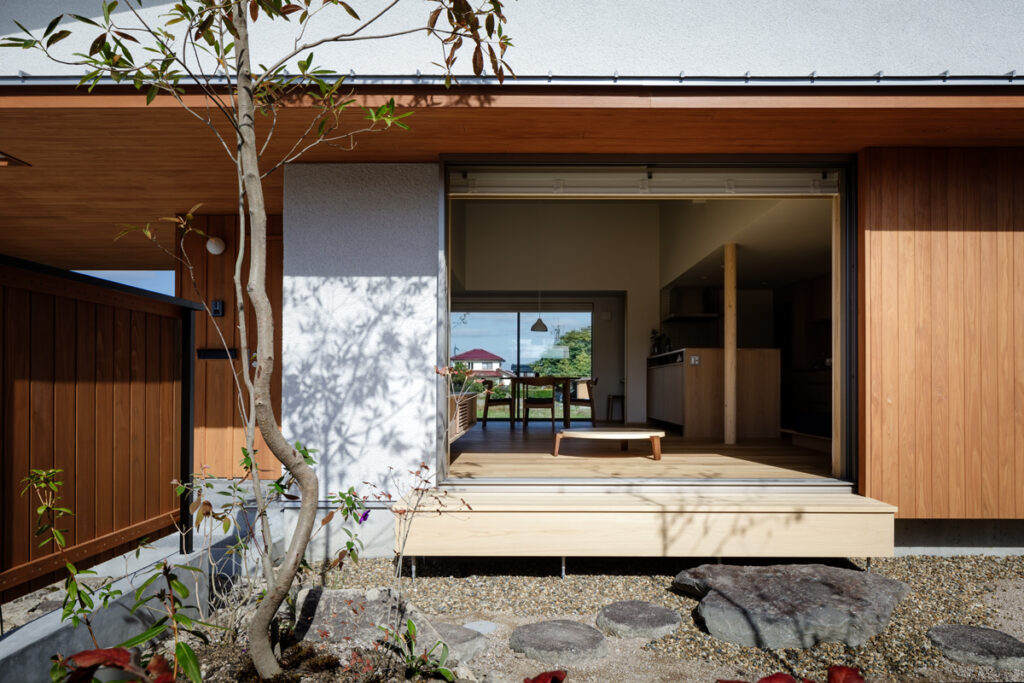 南北に吹き抜ける間取りの和風戸建て住宅