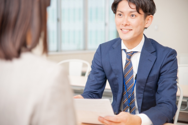 笑顔で話すビジネスマン