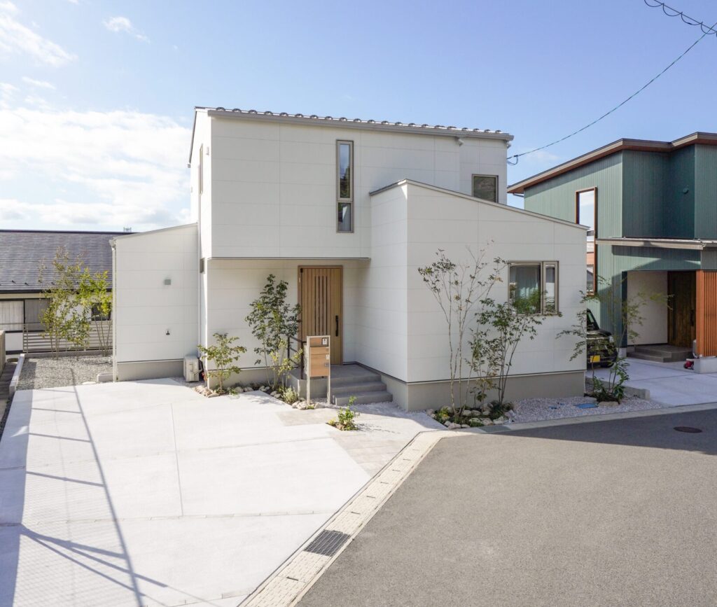 ホワイトの外壁×シルバーの屋根の戸建て住宅