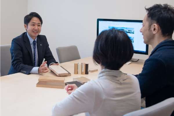 顧客と談笑するビジネスマン